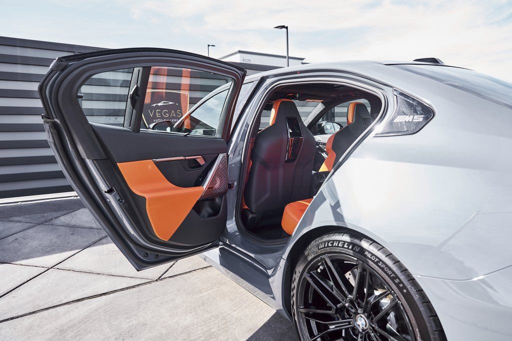 Used 2026 BMW M5 w/ Executive Package image 34