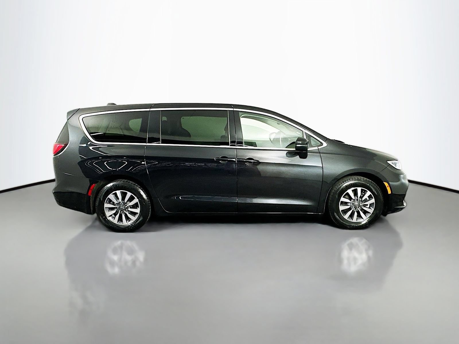 Used 2023 Chrysler Pacifica Touring-L FWD image 9