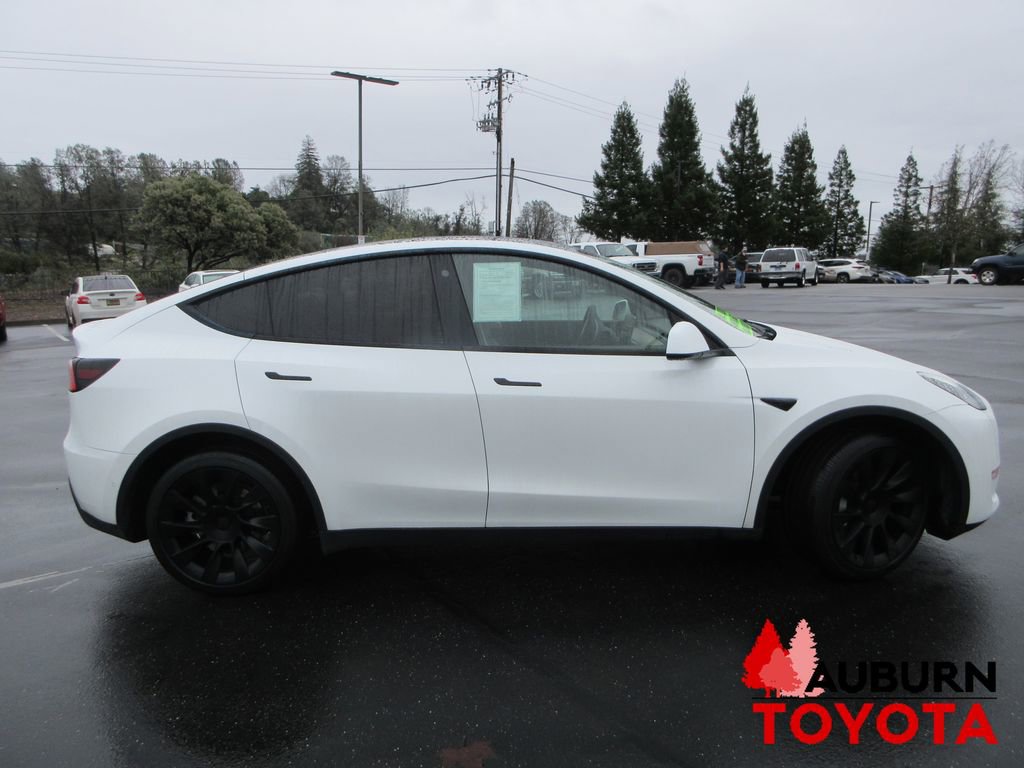 Used 2022 Tesla Model Y Long Range image 2