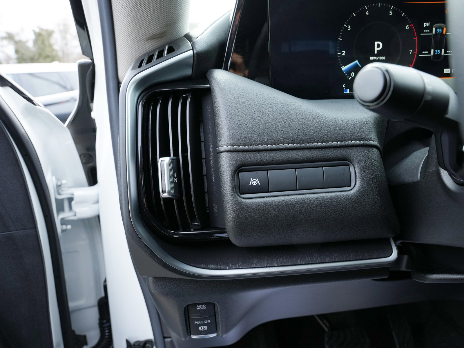 Used 2025 Nissan Armada SV image 25