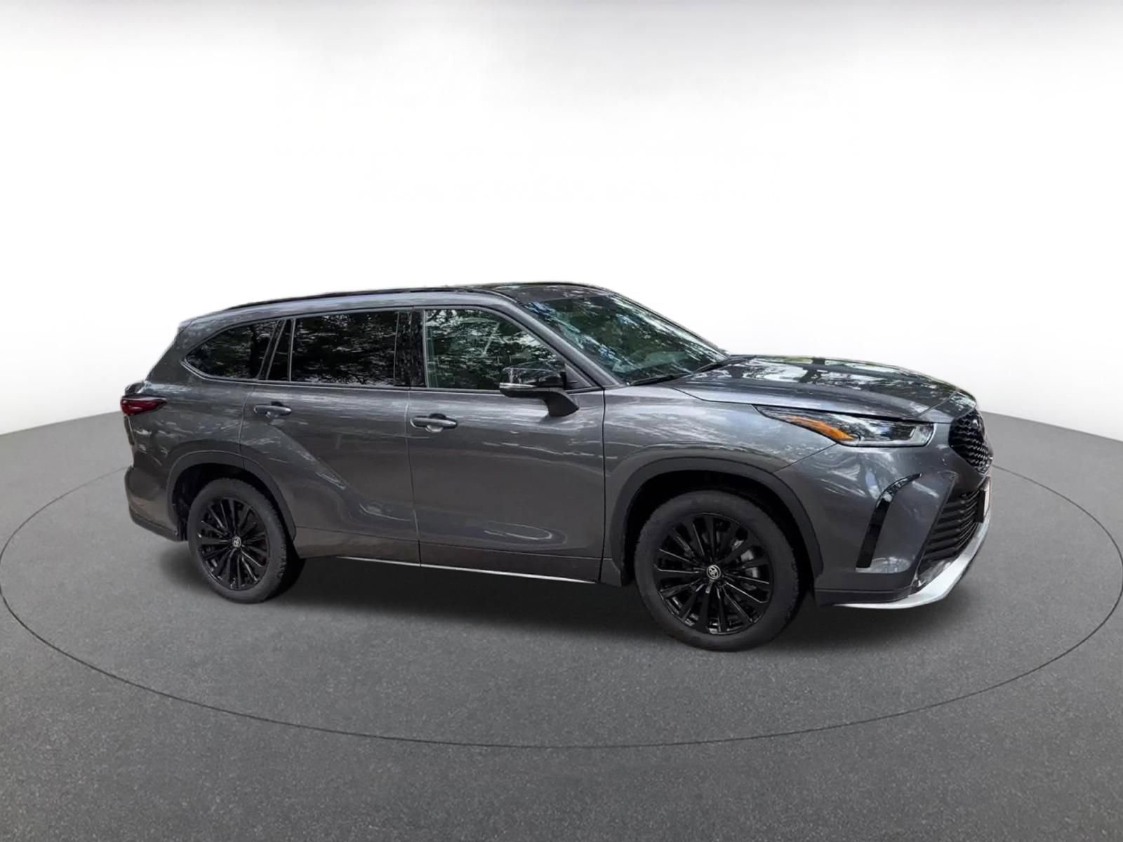 Used 2025 Toyota Highlander XSE AWD/4WD image 2