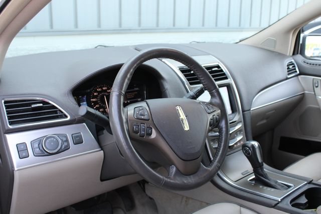 Used 2012 Lincoln MKX AWD image 2
