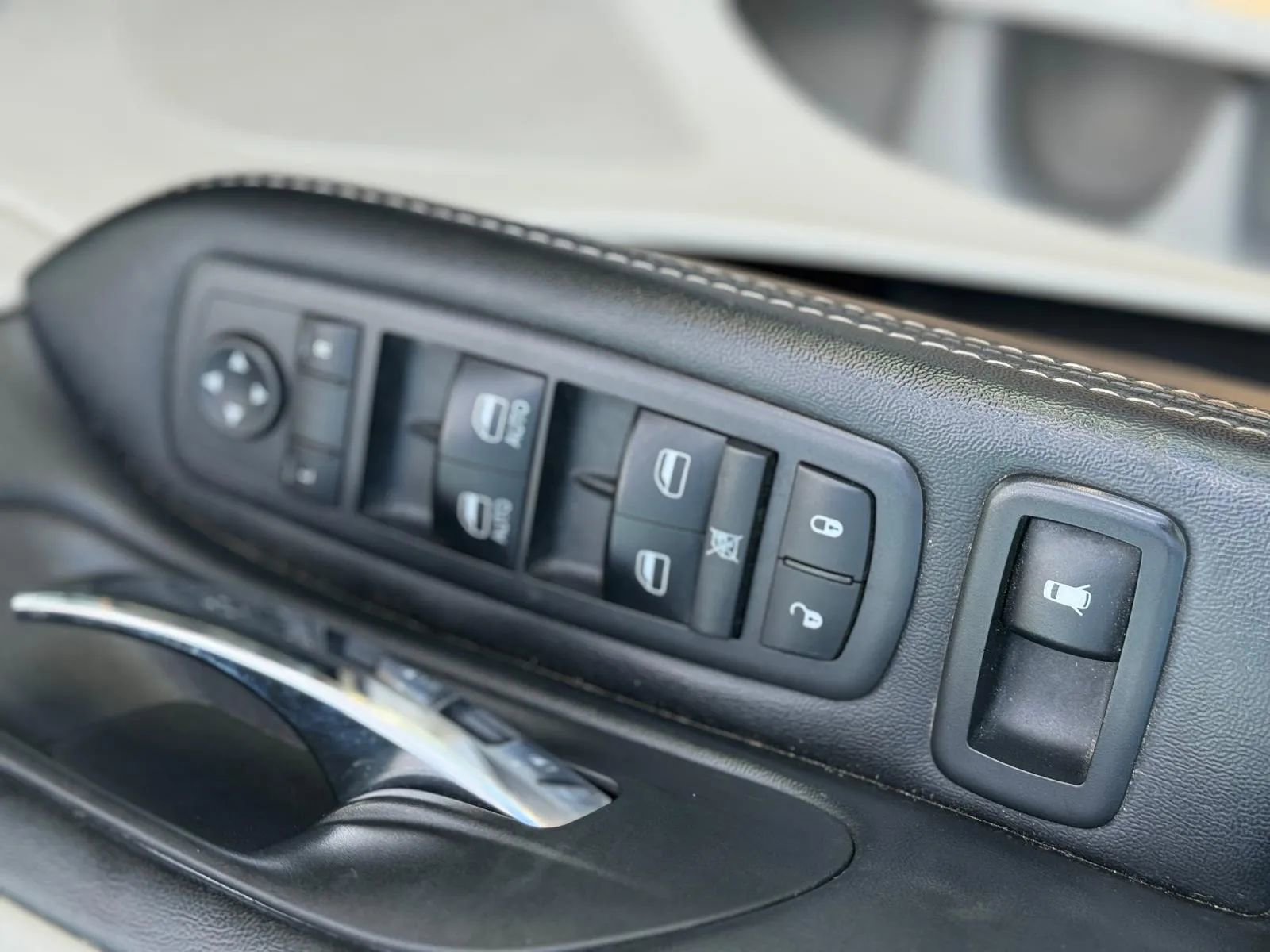 Used 2018 Dodge Grand Caravan SXT image 13