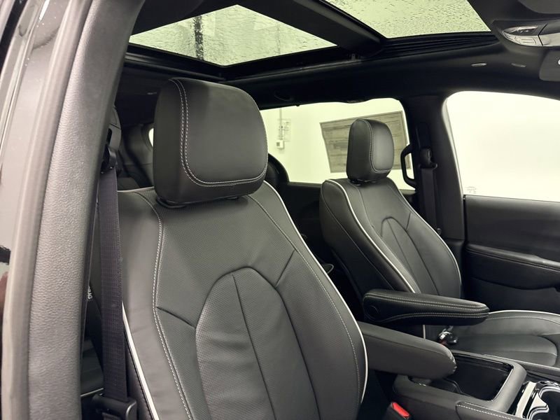 New 2026 Chrysler Pacifica Limited image 16