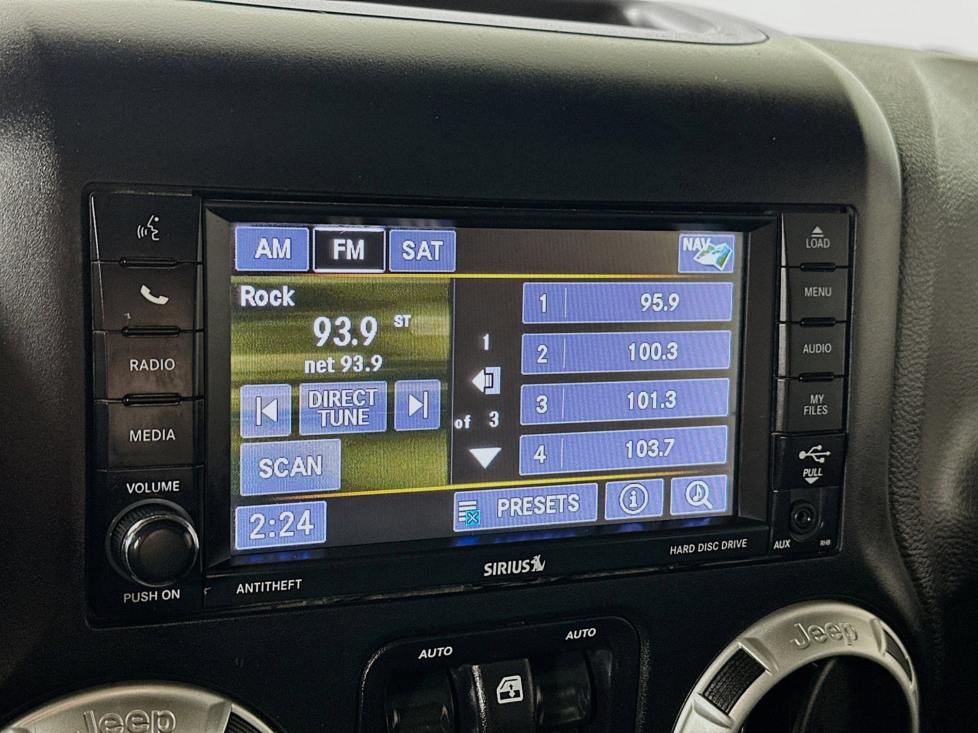 Used 2018 Jeep Wrangler Unlimited Sahara image 13