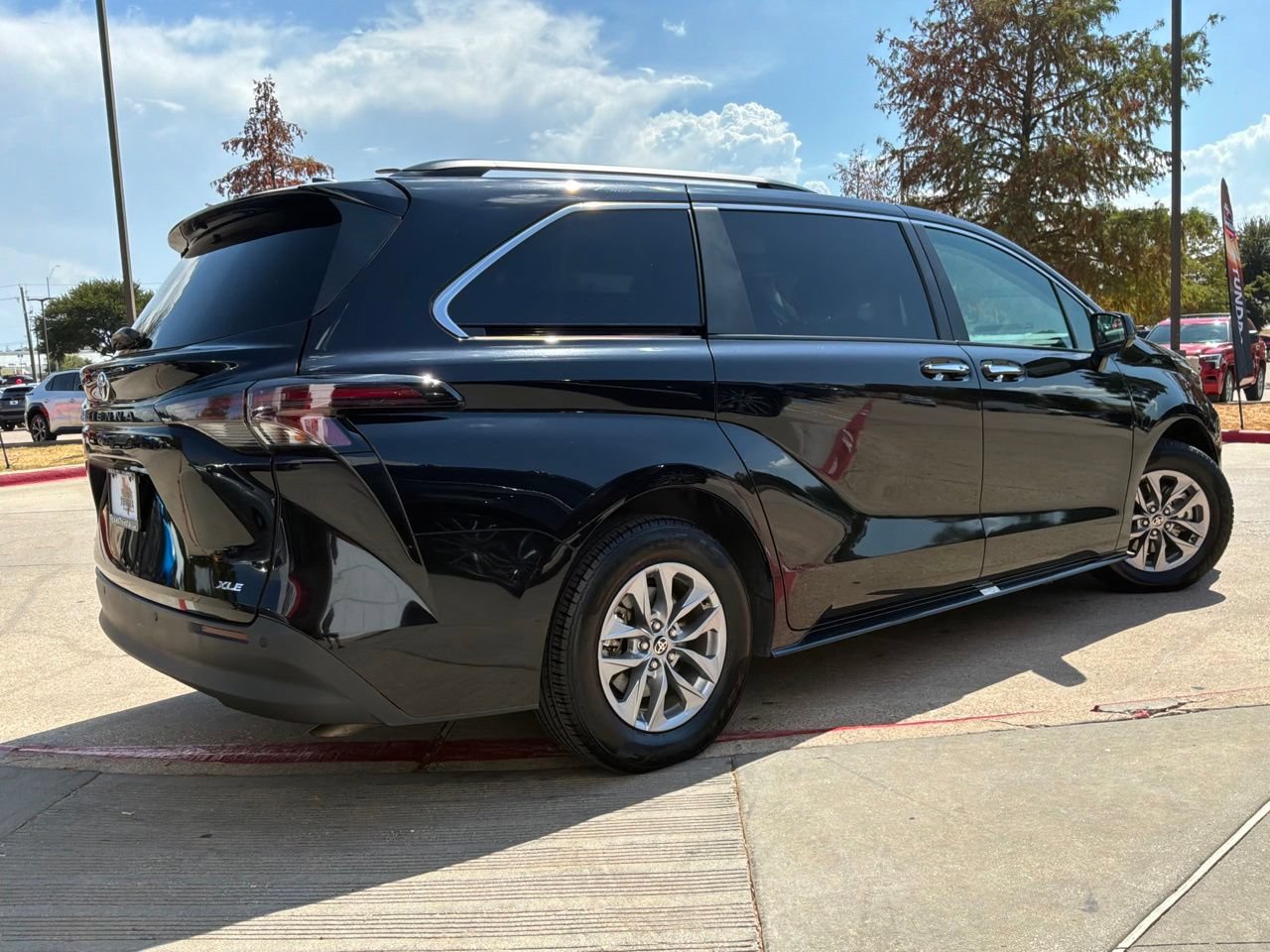 Used 2026 Toyota Sienna XLE FWD image 6