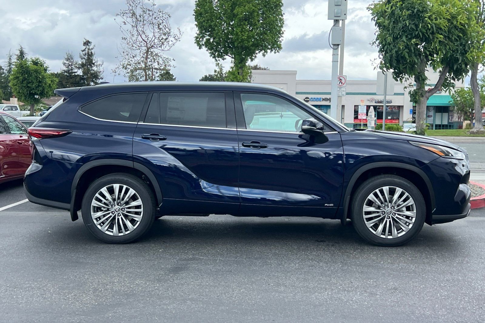 New 2026 Toyota Highlander Platinum image 9