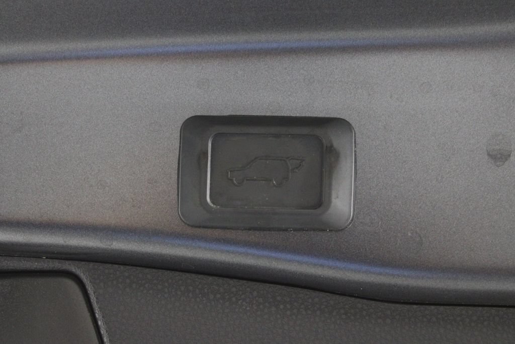 Used 2019 Toyota RAV4 XLE Premium w/ Cold Weather Package FWD image 18
