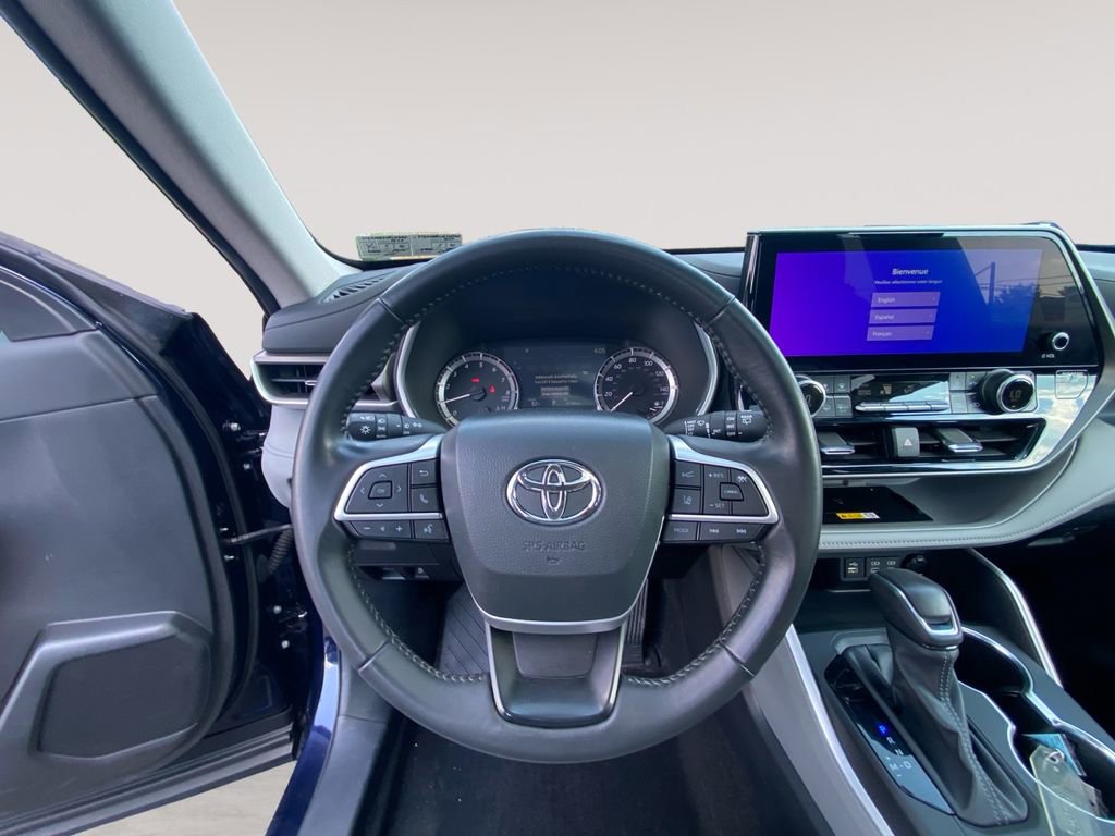 Used 2024 Toyota Highlander XLE AWD/4WD image 12