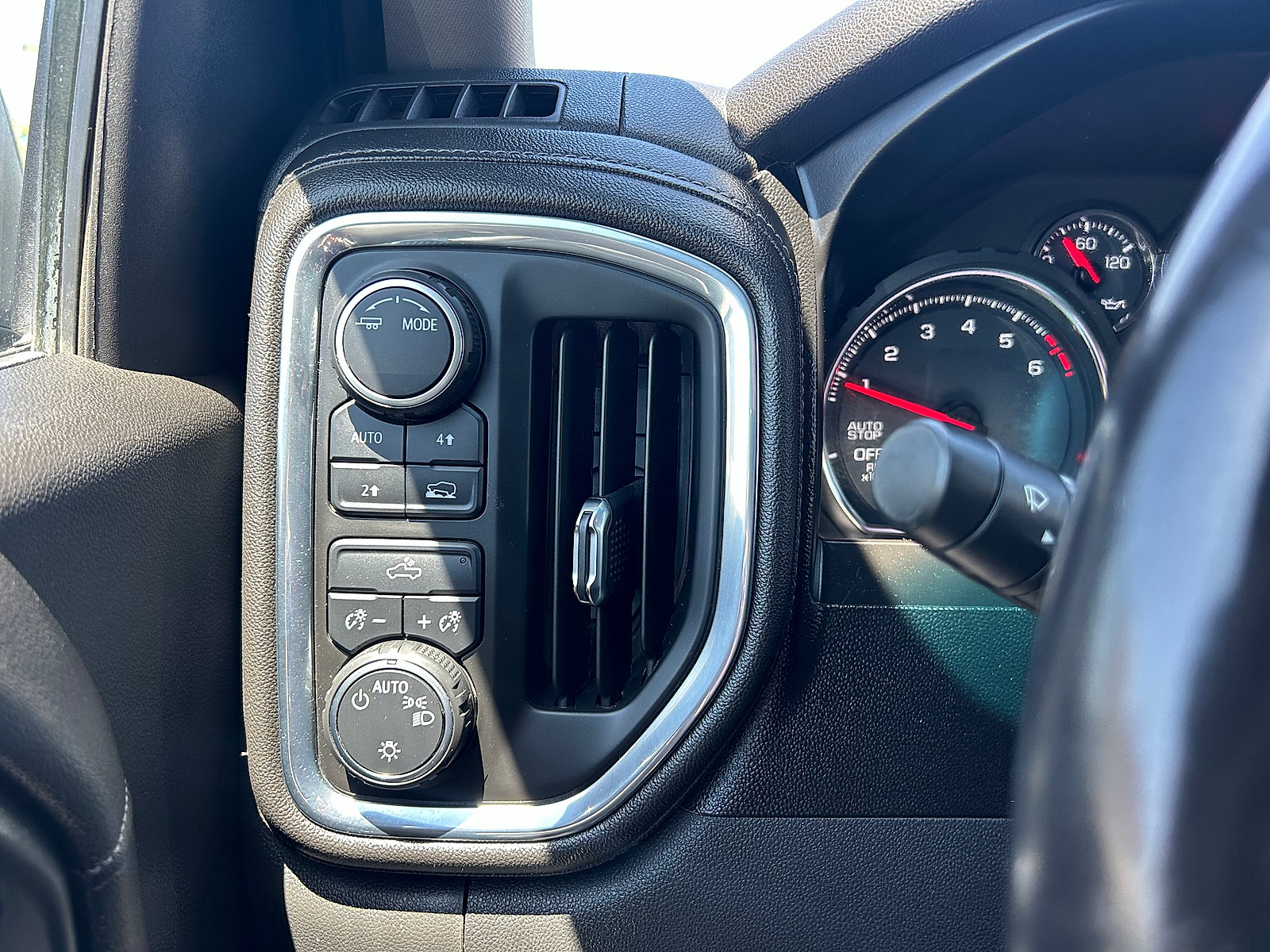 Used 2021 Chevrolet Silverado 1500 LT AWD/4WD image 12
