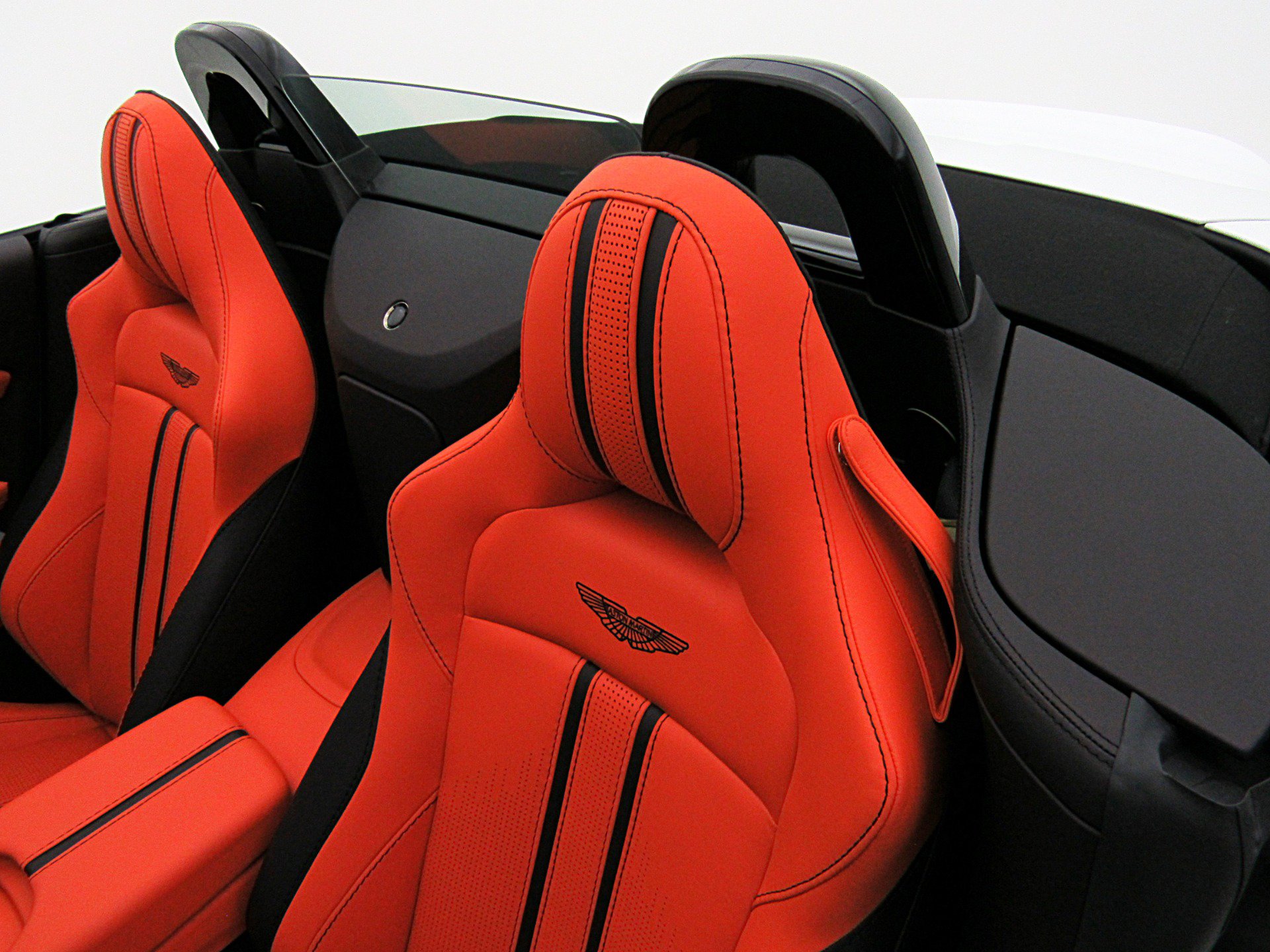 Used 2023 Aston Martin V8 Vantage Roadster RWD image 39