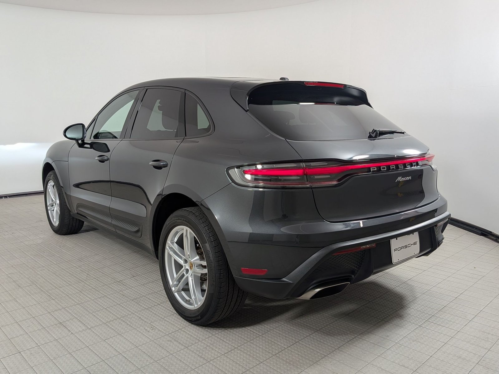 Certified 2023 Porsche Macan AWD/4WD image 3