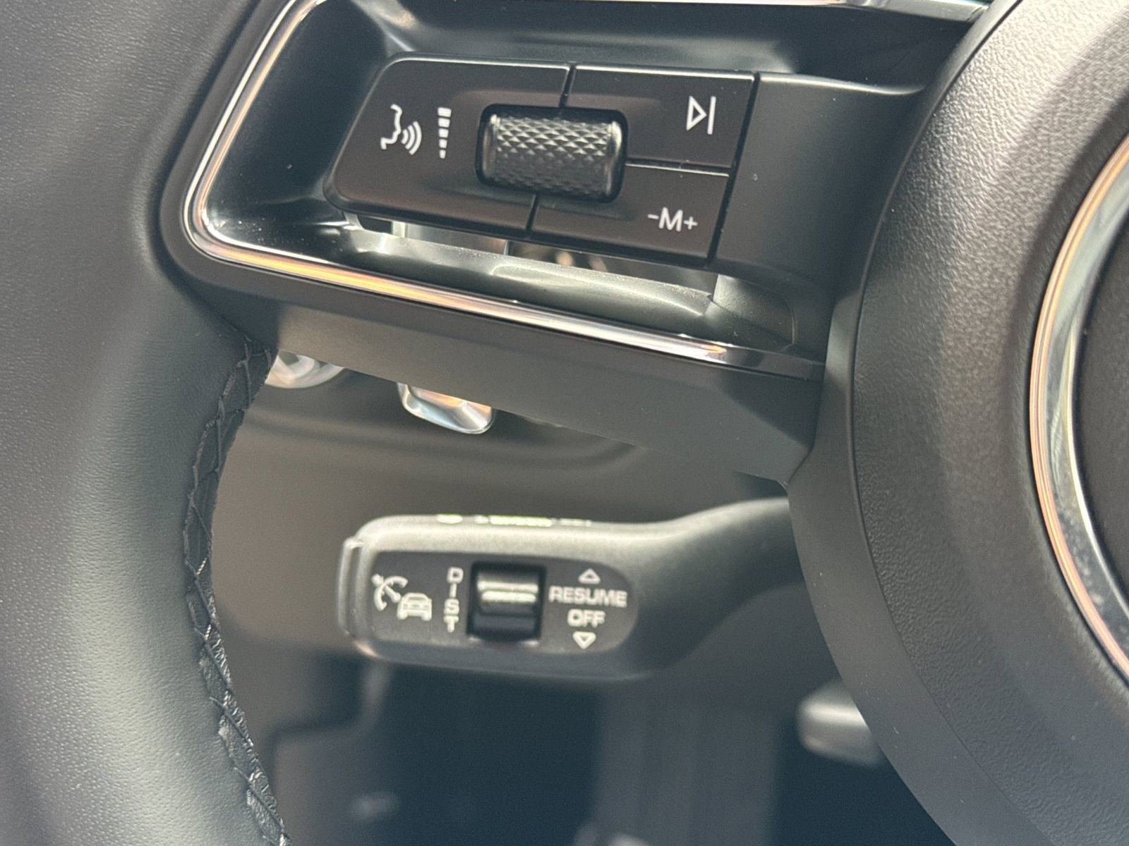 Certified 2025 Porsche Macan image 27