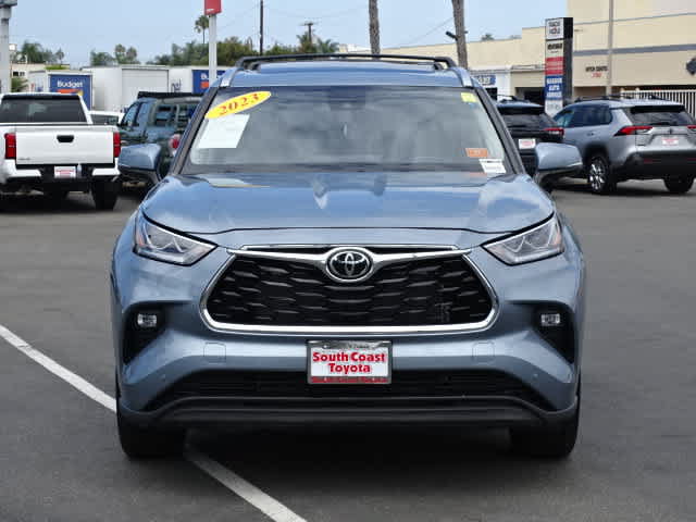 Used 2023 Toyota Highlander Limited FWD image 3