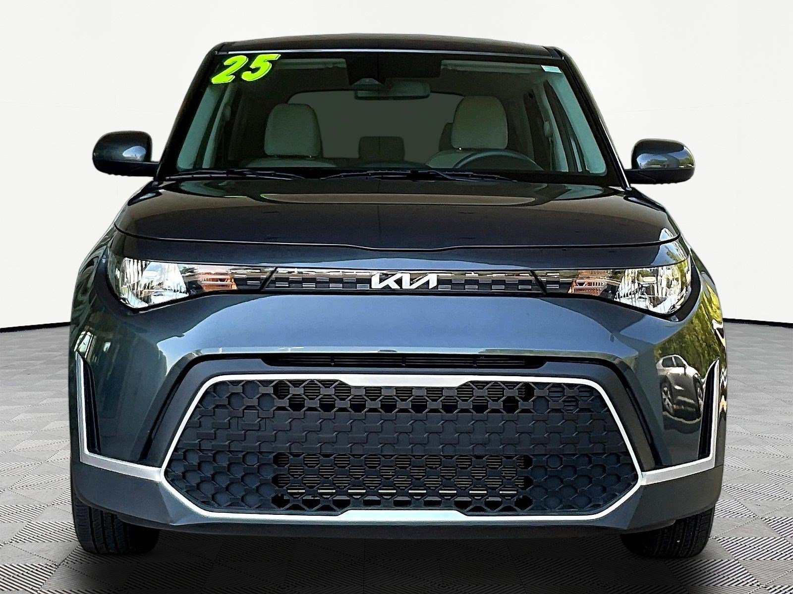 Used 2025 Kia Soul LX w/ LX Technology Package FWD image 2