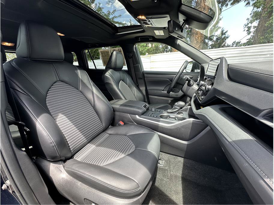 Used 2025 Toyota Highlander XSE AWD/4WD image 4
