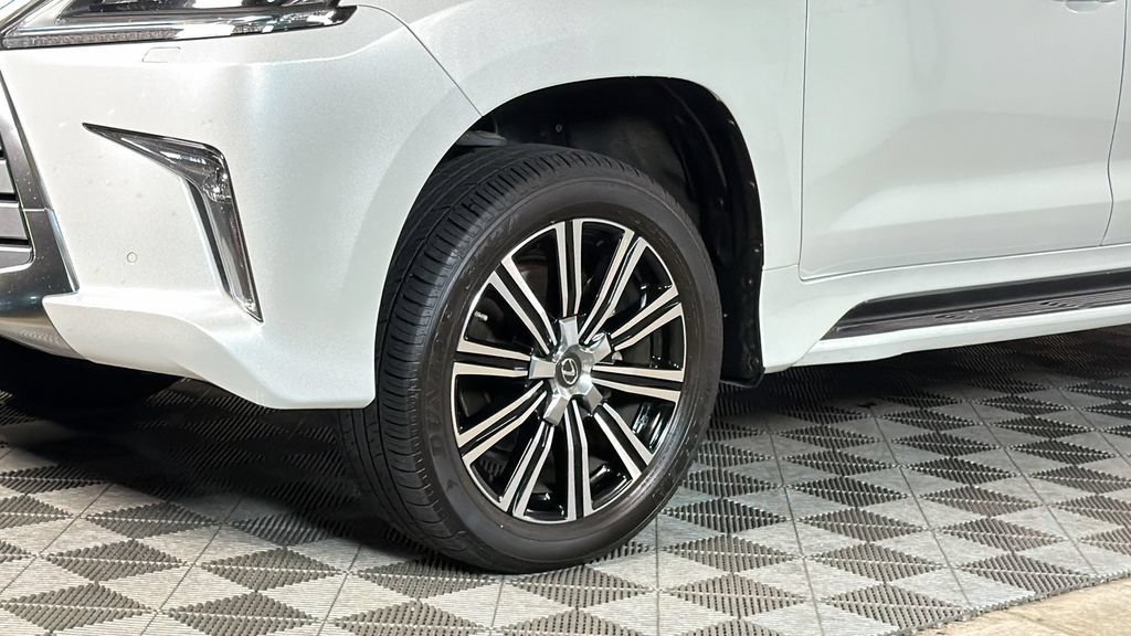Used 2021 Lexus LX 570 4WD w/ Luxury Package image 4