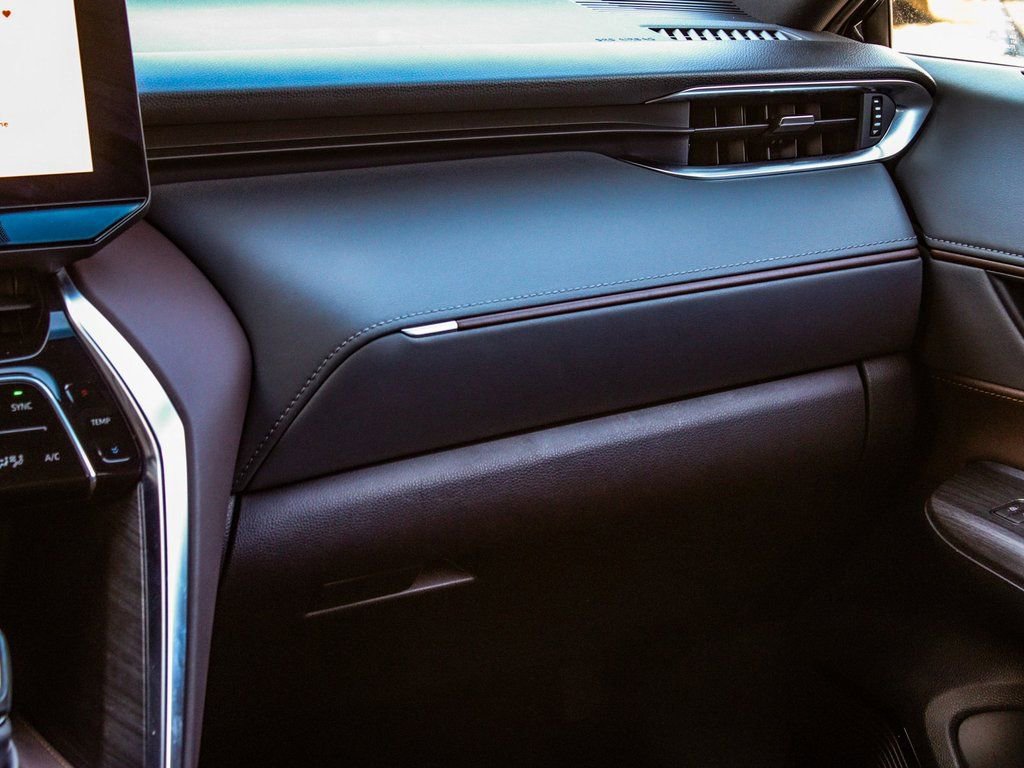 Used 2023 Toyota Venza XLE image 17