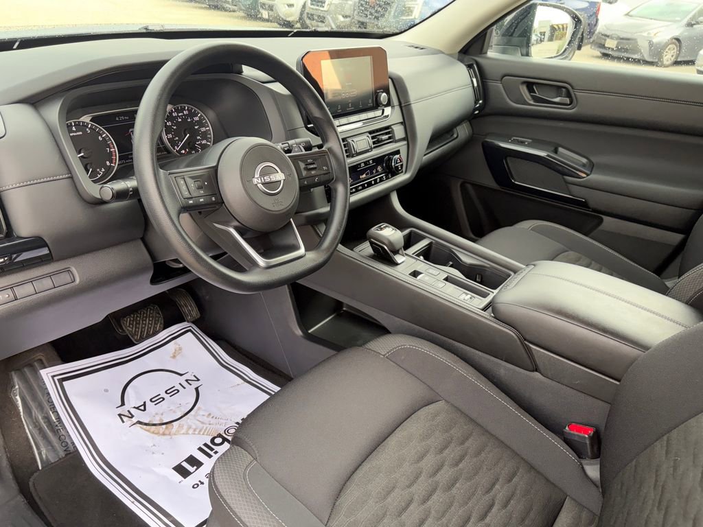 Used 2025 Nissan Pathfinder S image 8