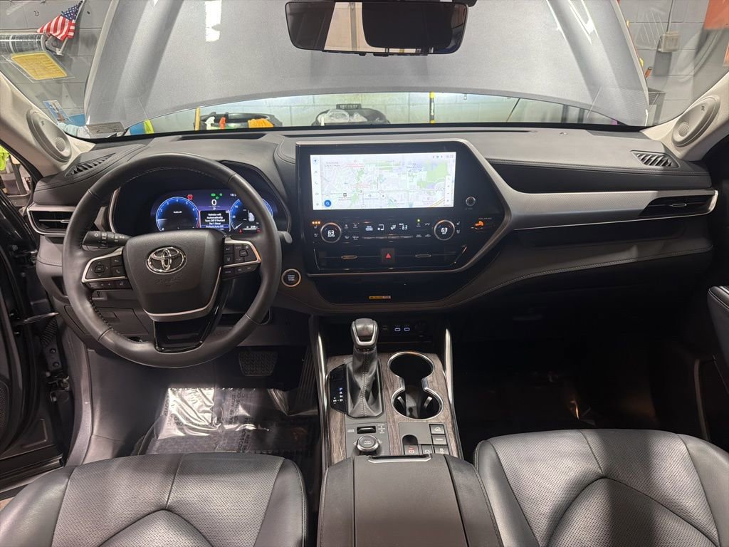 Used 2024 Toyota Highlander Platinum image 17