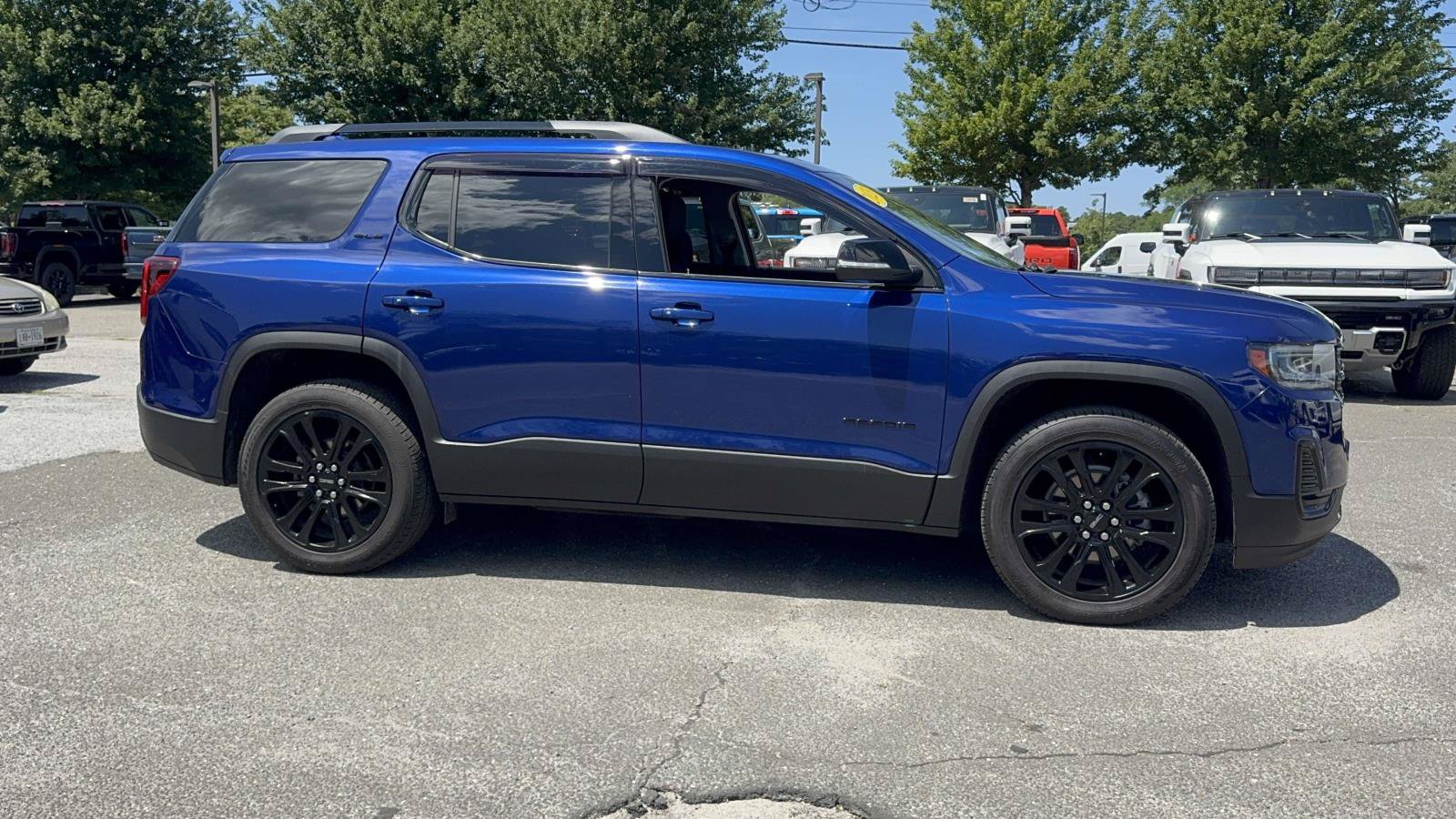 Used 2023 GMC Acadia SLE w/ Driver Convenience Package FWD image 3
