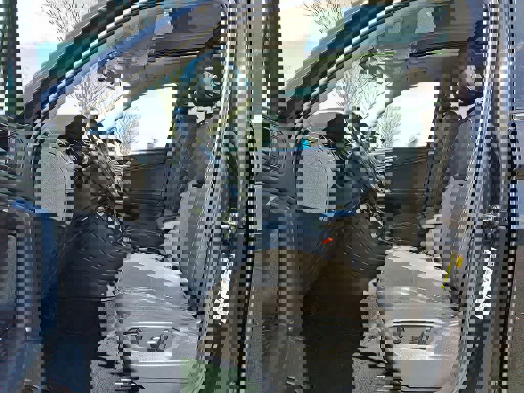 Used 2018 Volkswagen Tiguan SE w/ Panoramic Sunroof Package image 11