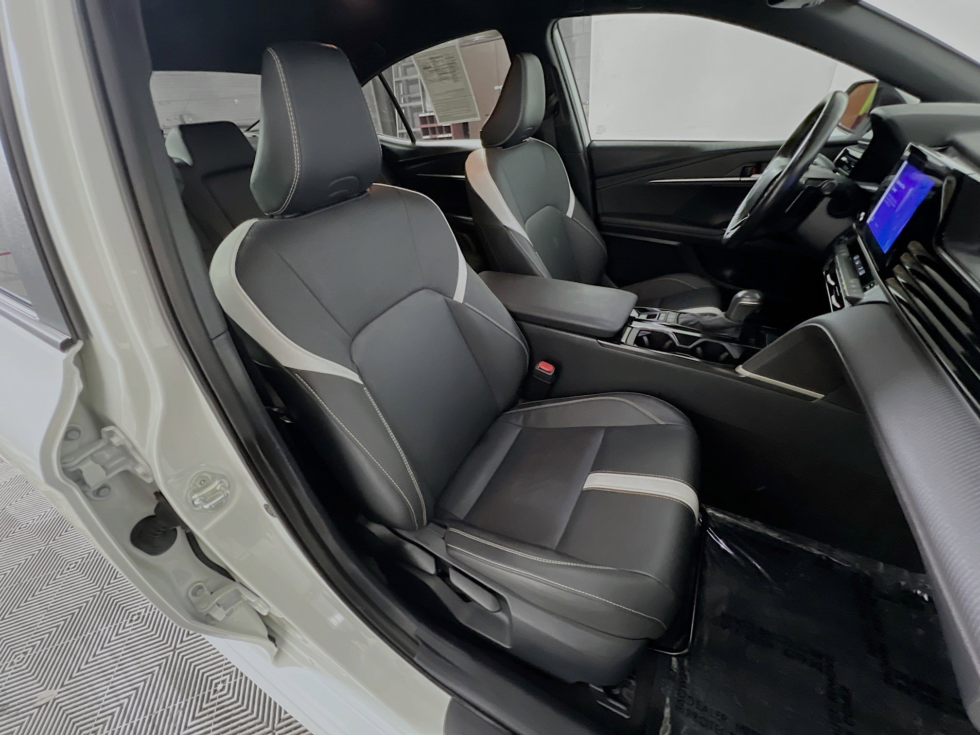 Used 2025 Toyota Camry SE w/ Convenience Package image 31