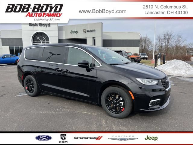 New 2026 Chrysler Pacifica Select