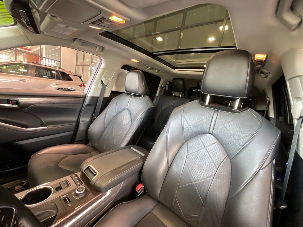 Used 2021 Toyota Highlander Platinum image 10