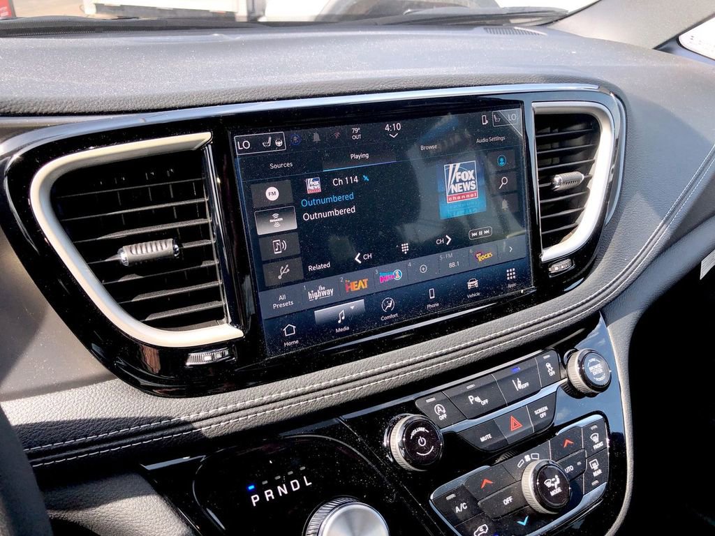 New 2026 Chrysler Pacifica Select FWD image 21