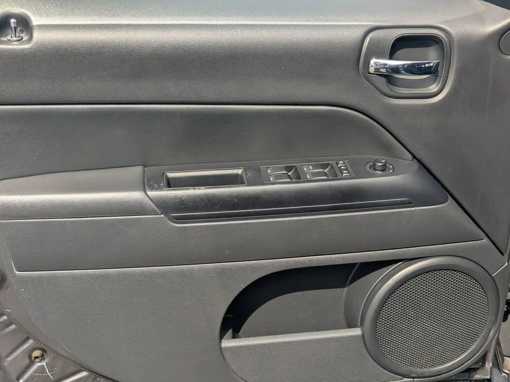 Used 2016 Jeep Patriot Latitude FWD image 10