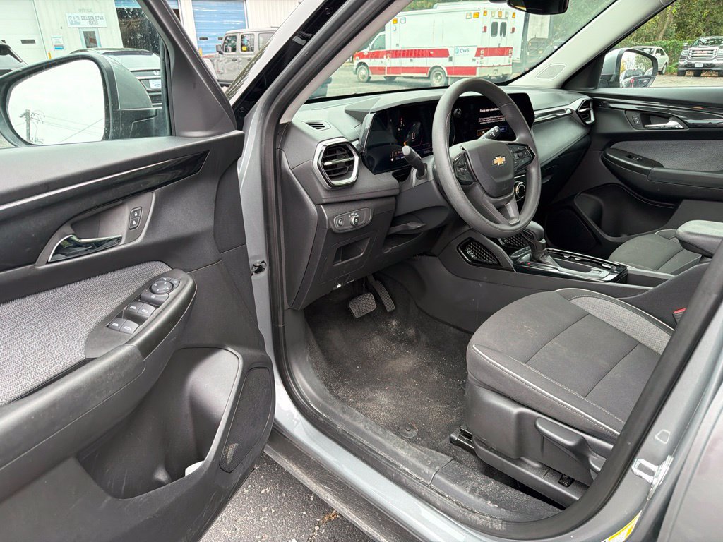 Used 2025 Chevrolet TrailBlazer LT AWD/4WD image 12