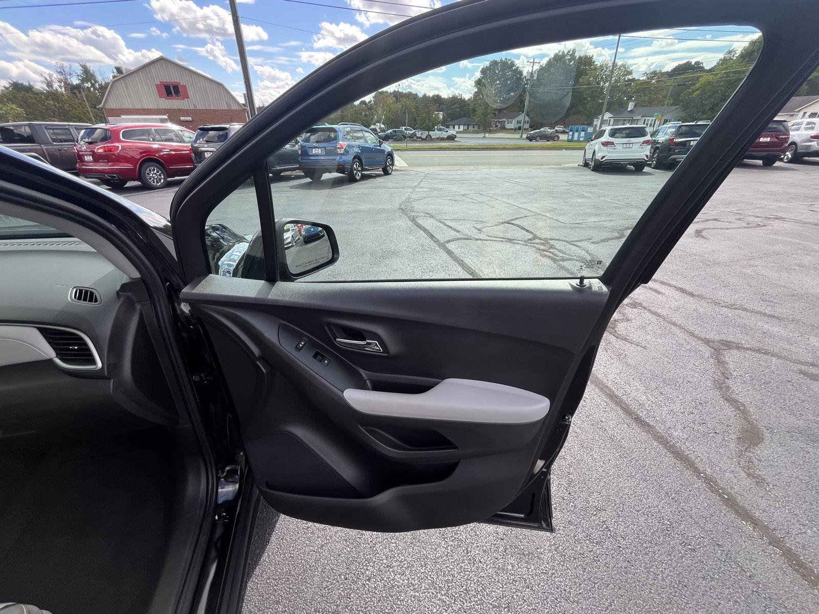 Used 2020 Chevrolet Trax LT w/ LT Convenience Package image 14