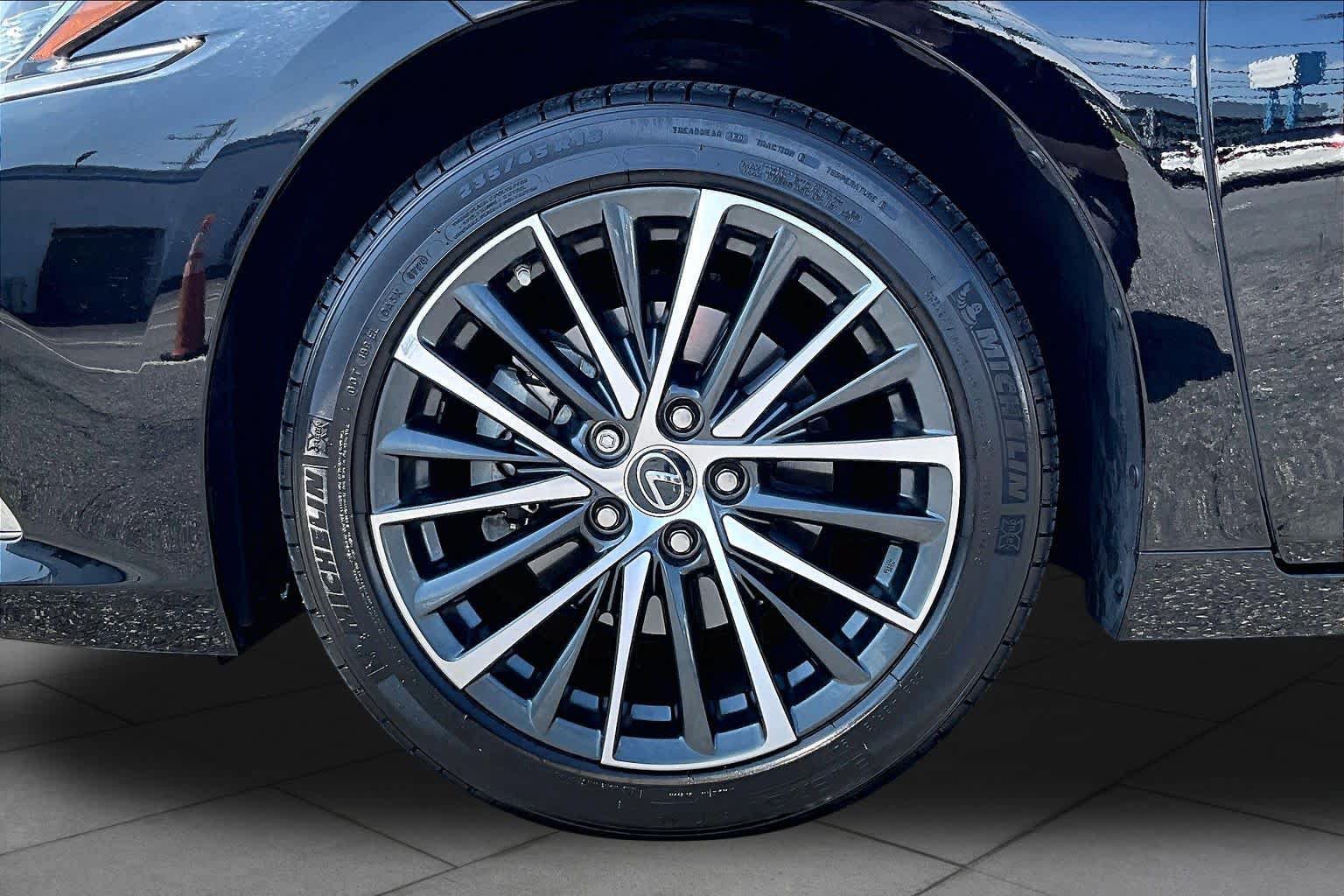 Used 2025 Lexus ES 350 w/ Premium Package FWD image 11