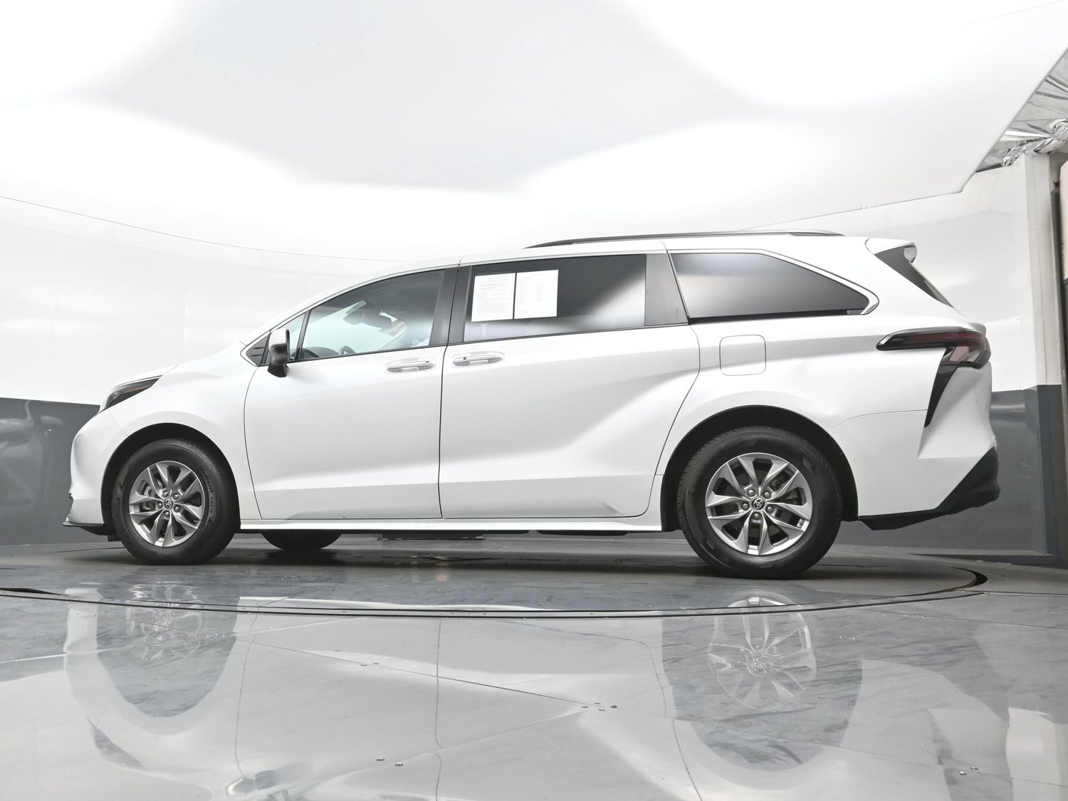 Used 2024 Toyota Sienna XLE AWD/4WD image 31