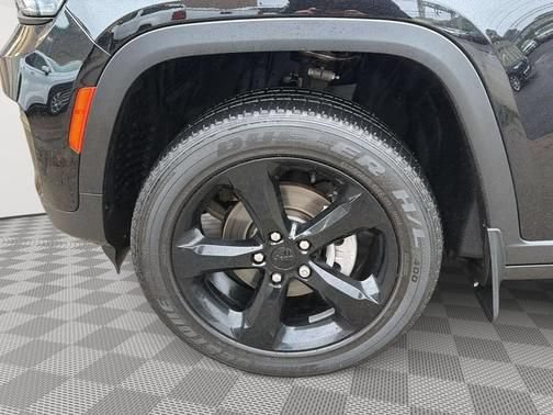 Used 2023 Jeep Grand Cherokee Altitude AWD/4WD image 13