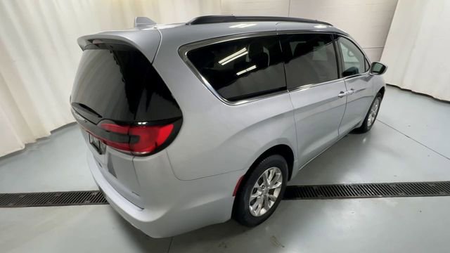 Used 2022 Chrysler Pacifica Touring-L image 8