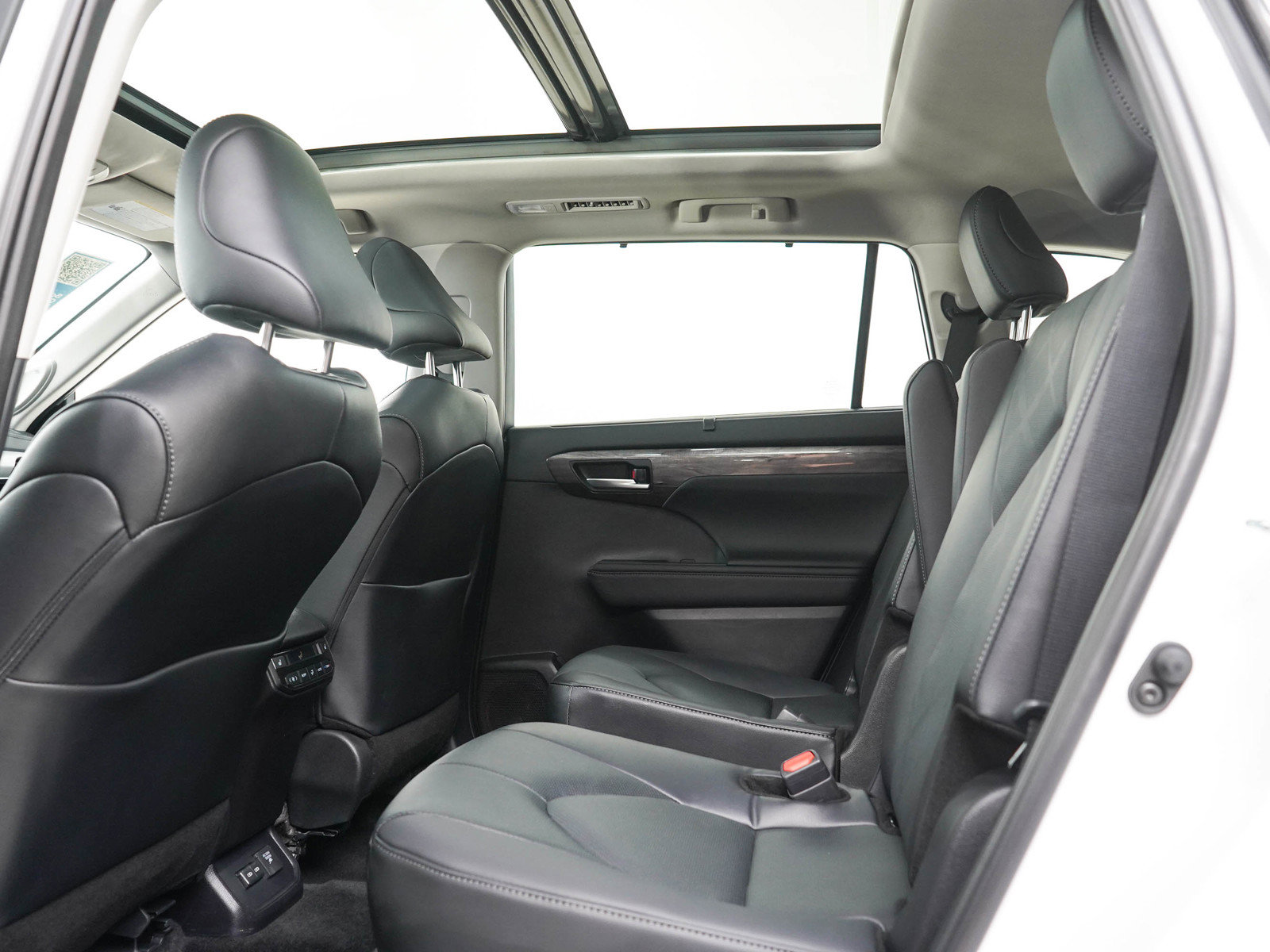 Used 2024 Toyota Highlander Platinum AWD/4WD image 16