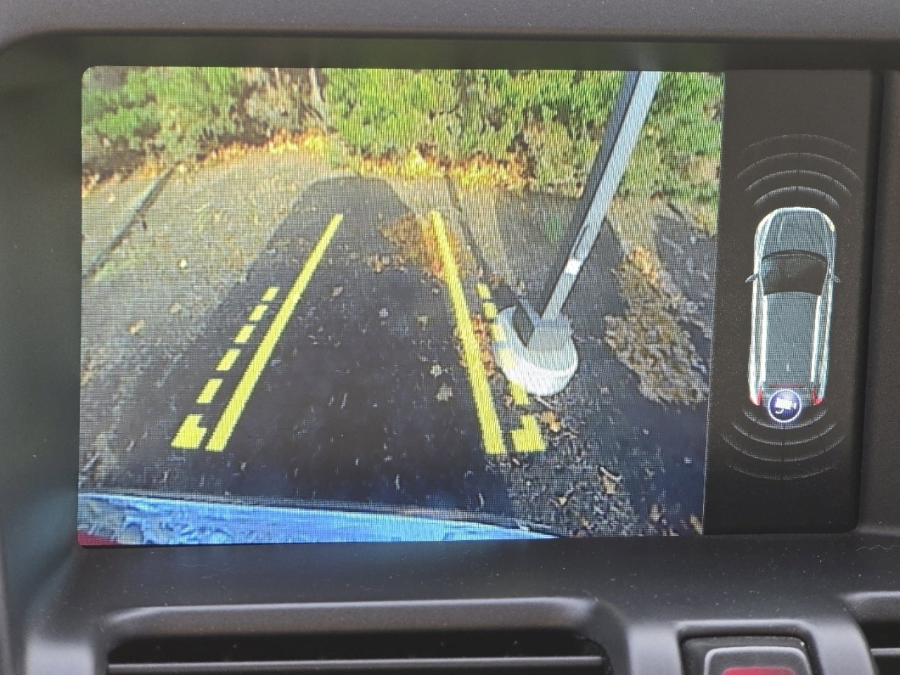 Used 2016 Volvo XC60 T6 R-Design image 17