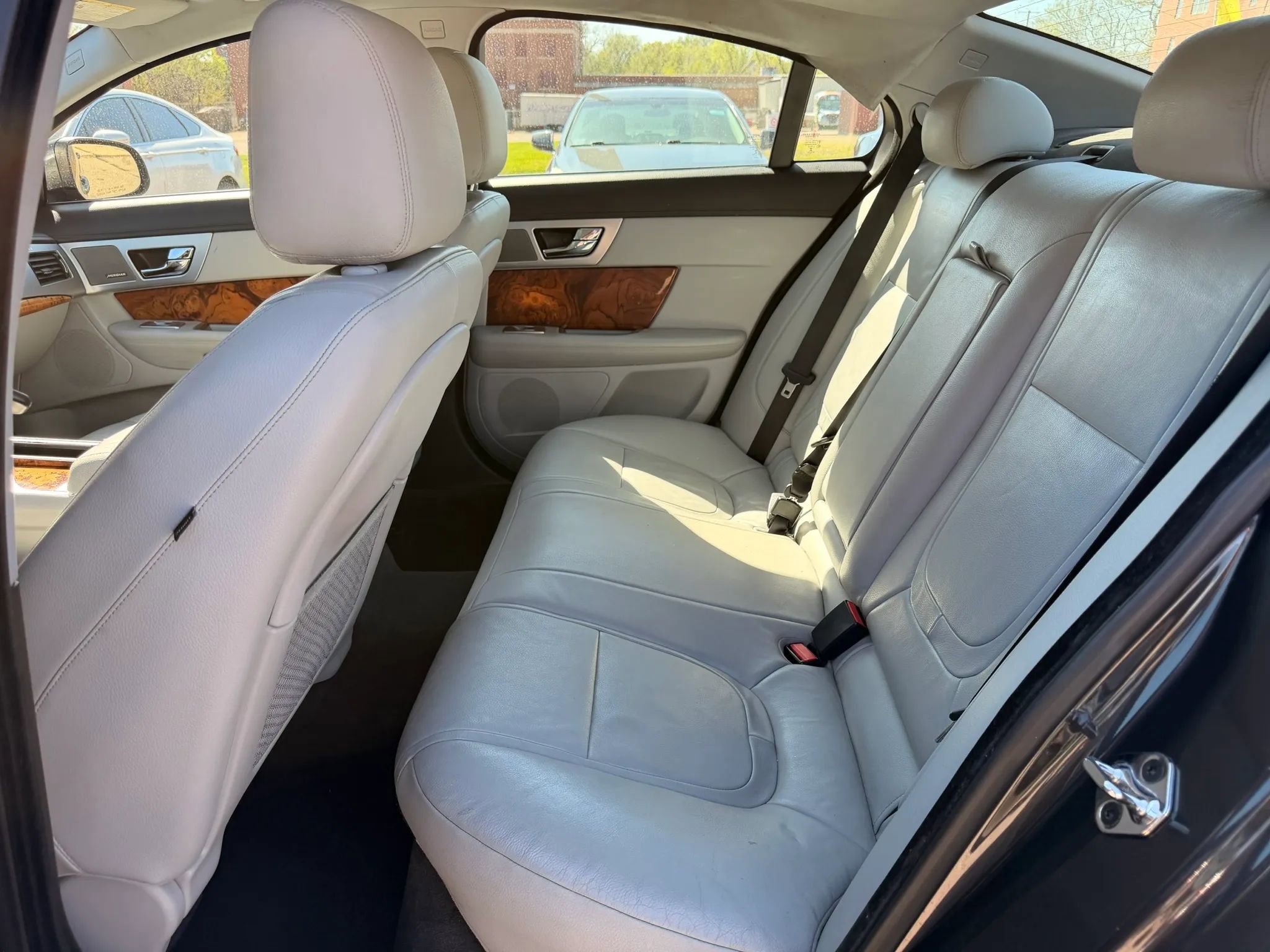 Used 2015 Jaguar XF Premium RWD image 16