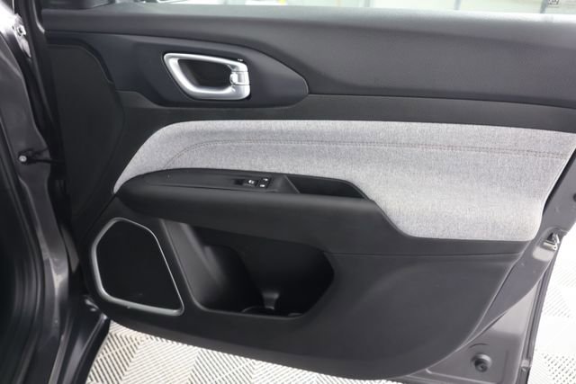 Used 2023 Jeep Compass Latitude image 28