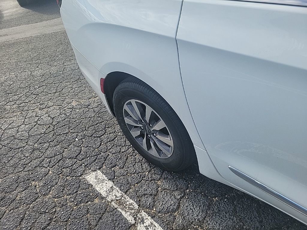 Used 2023 Chrysler Pacifica Limited image 12