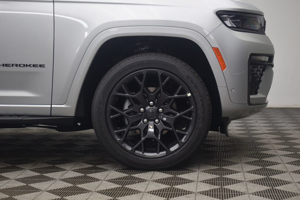 New 2026 Jeep Grand Cherokee Summit w/ Obsidian Package AWD/4WD image 8