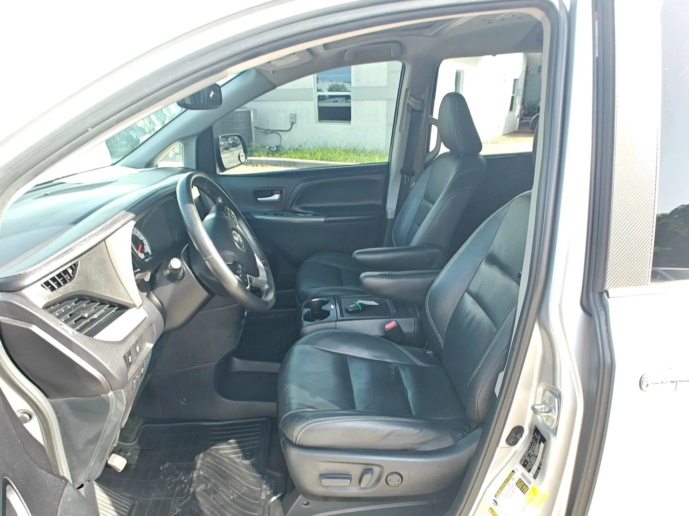 Used 2015 Toyota Sienna SE w/ SE Preferred Package FWD image 9