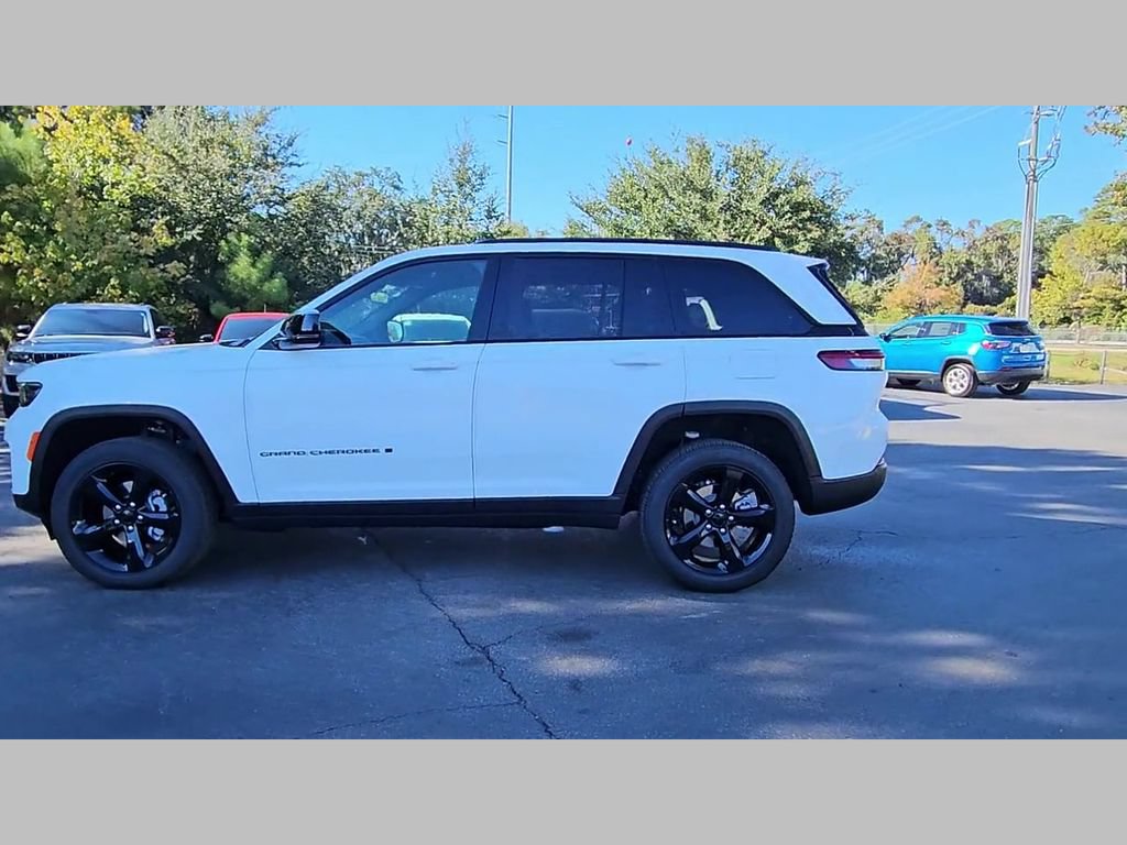 New 2025 Jeep Grand Cherokee Altitude RWD image 28