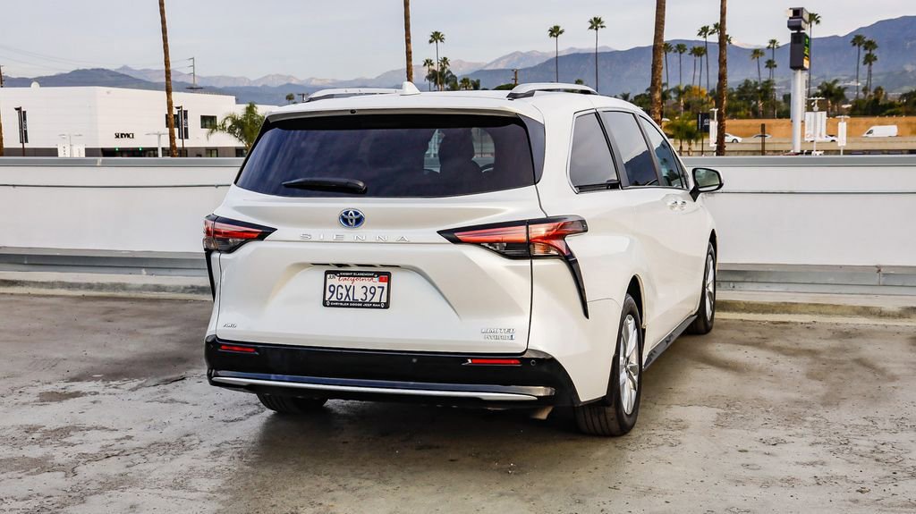 Used 2023 Toyota Sienna Limited image 8