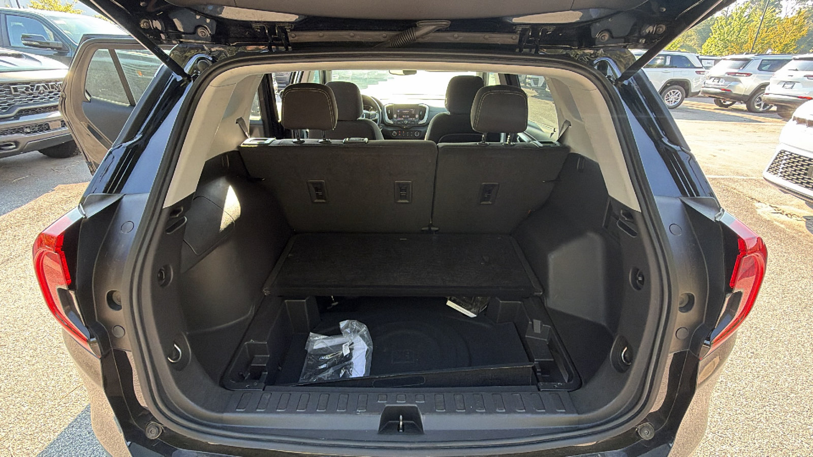 Used 2024 GMC Terrain SLE AWD/4WD image 13