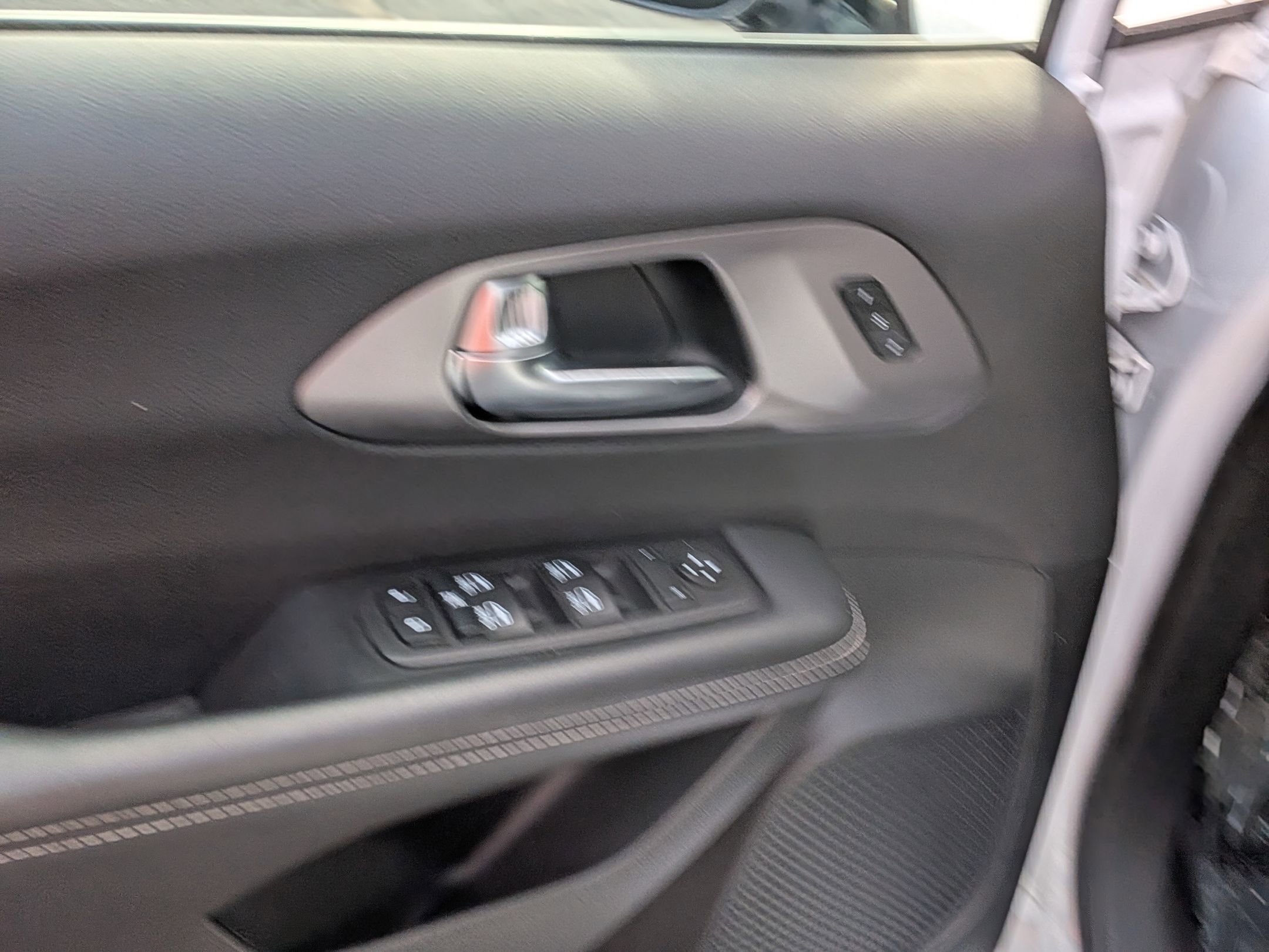 Used 2025 Chrysler Pacifica Select image 15