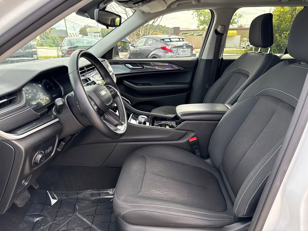 Used 2022 Jeep Grand Cherokee Laredo w/ Luxury Tech Group I image 11