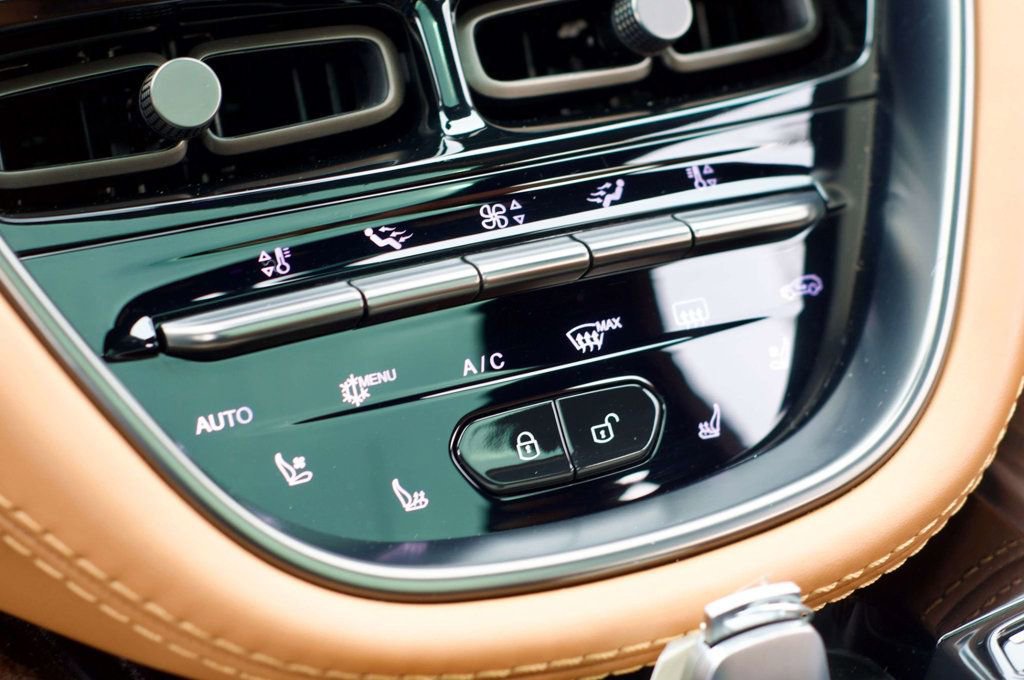 Used 2022 Aston Martin DBX image 34